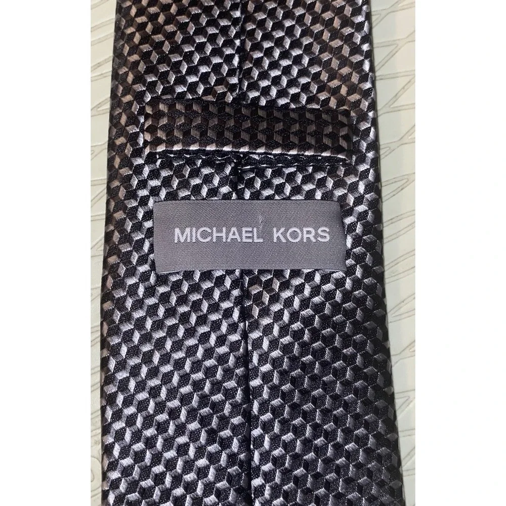 Michael Kors Men's 100% Silk Neck Tie Gray &Silver‎ Geometric 58